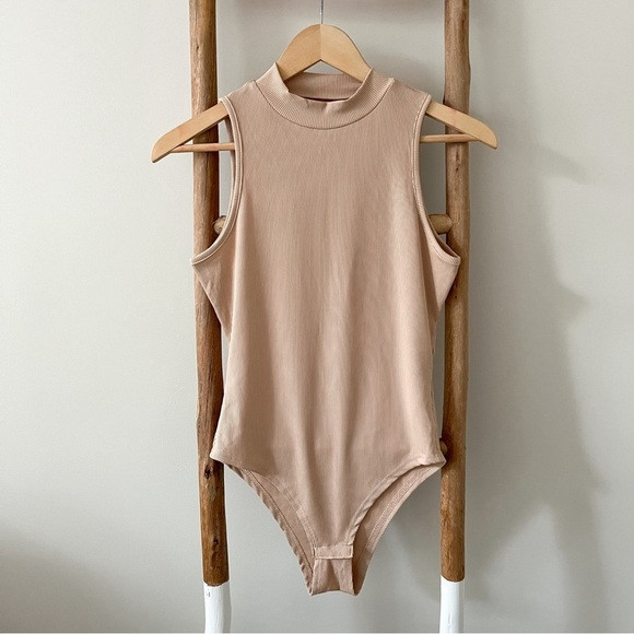 [boutique] mock neck sleeveless stretch ribbed bodysuit nude tan beige M | Poshmark