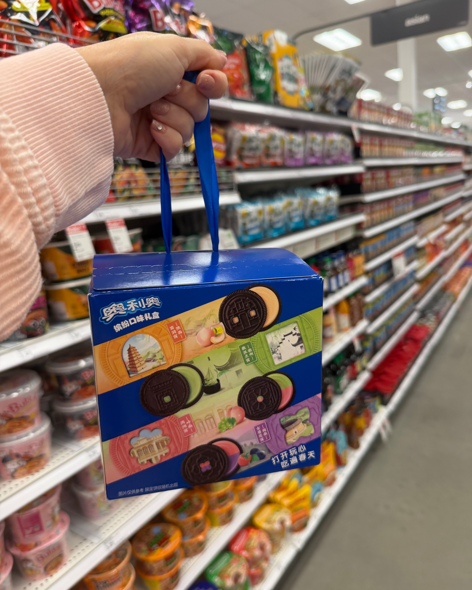 Get em! This whole box features multiple flavors of Oreos from Asia, and the box alone is neat! 

#cookies #asiansnacks #internationalfoods #asianfoods #desserts #oreos