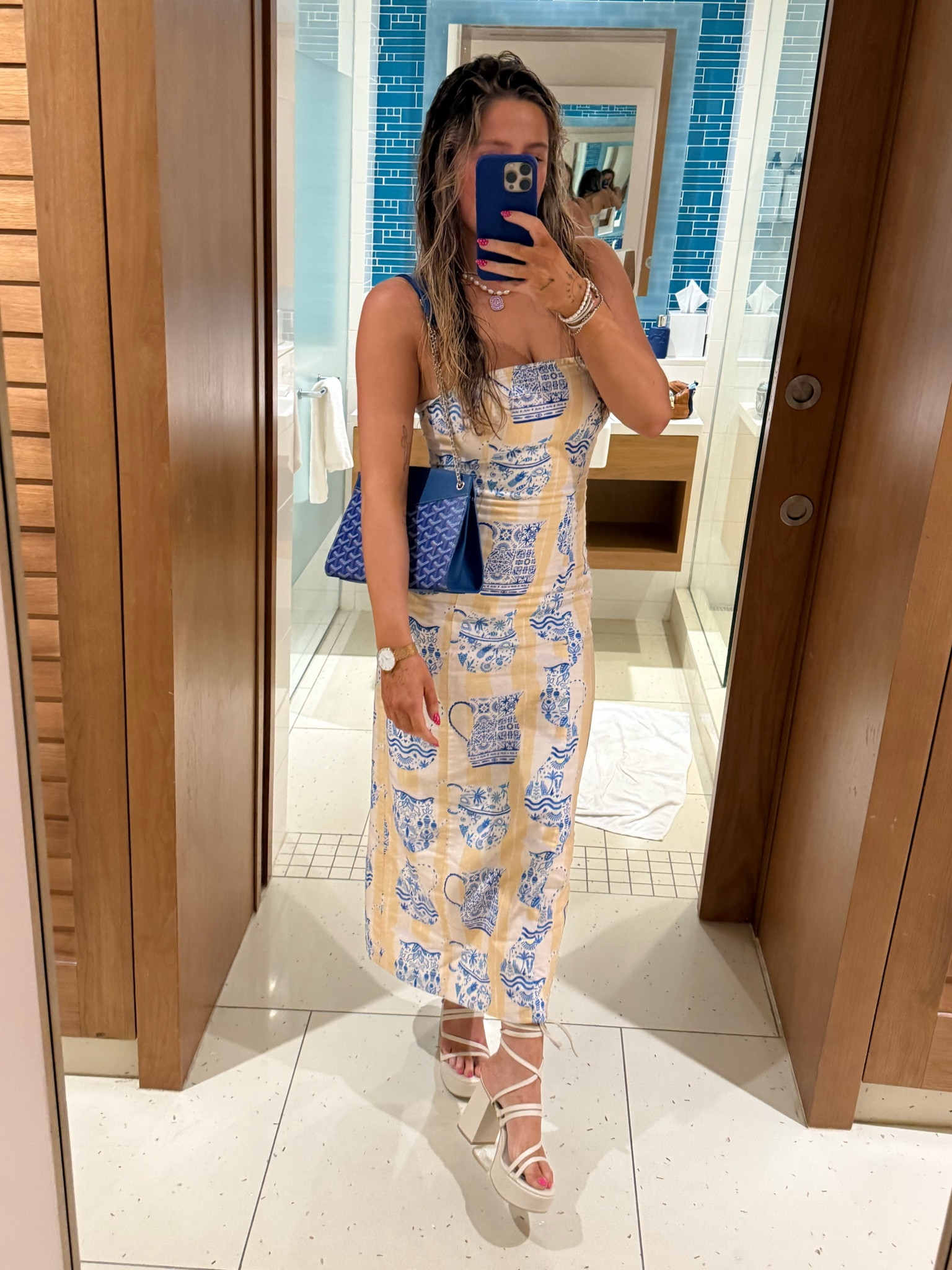 Having a serious moment with blue 🫖

#LTKTravel #LTKSaleAlert