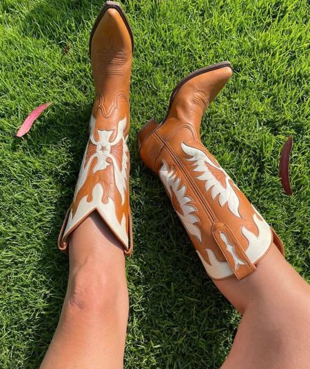 Rodeo season is coming 🔜. Saving a few of my favorite boots to pair back to all things @shoptheavenue. Miron Crosby & Ranch Road forever. 