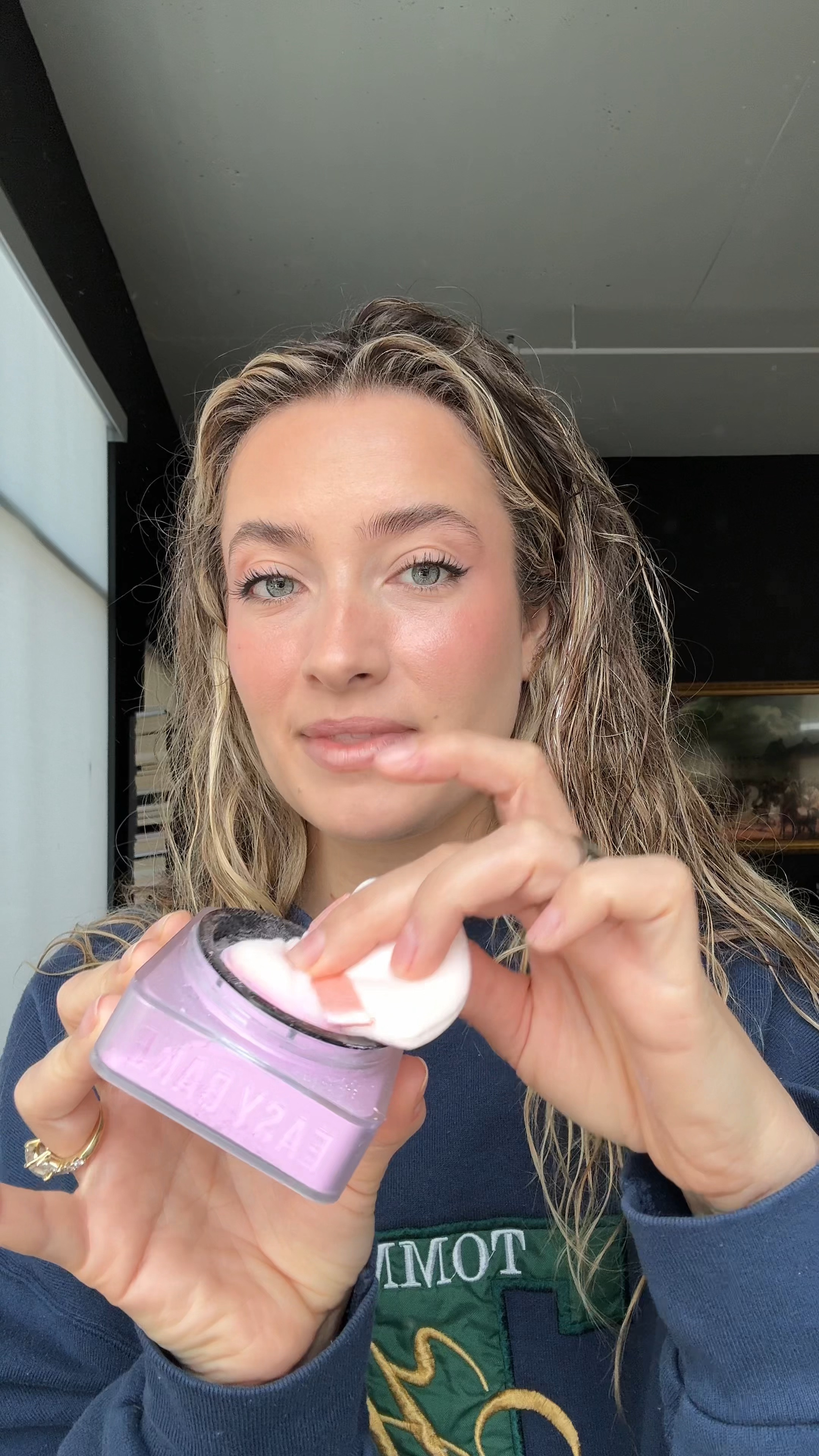 Trying the Huda Beauty new zine setting powder! 