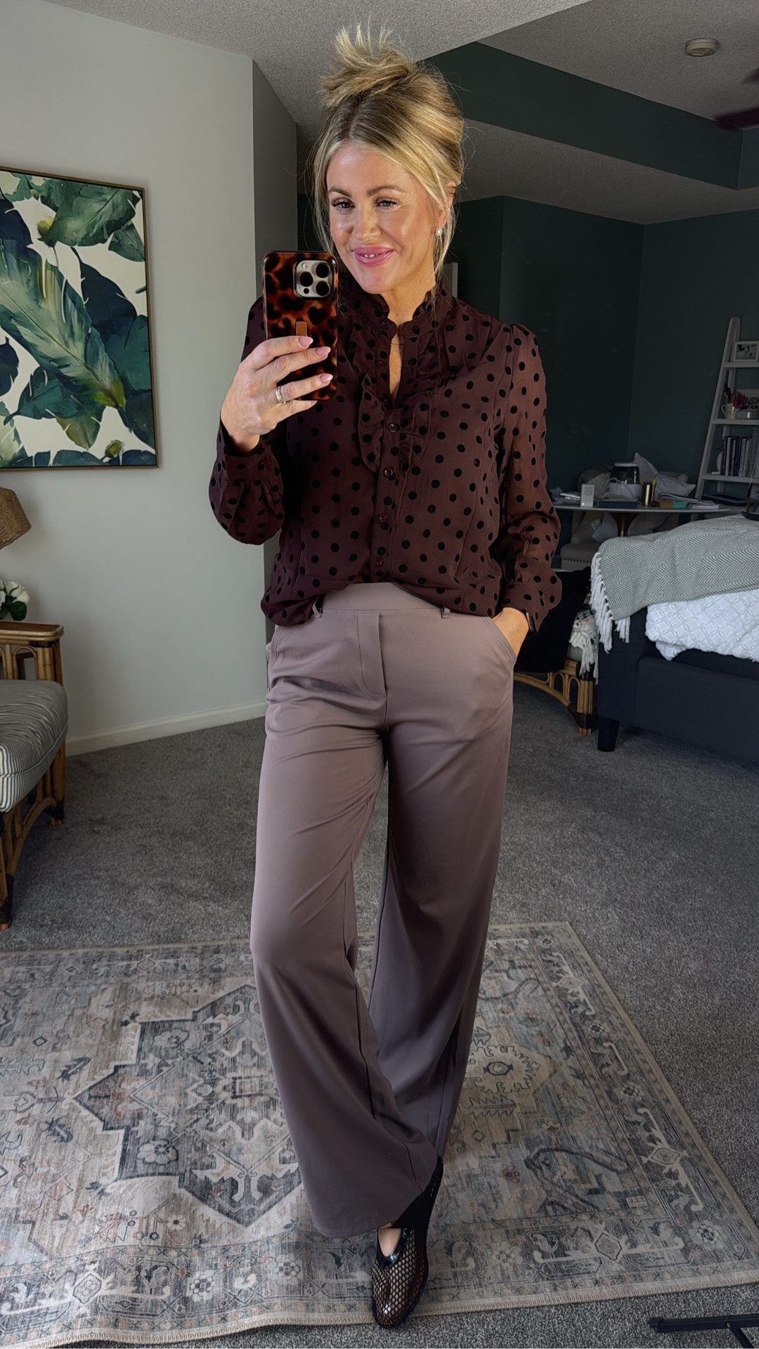 The pants that look like trousers but feel like leggings 😍✨ Stretchy, flattering, and somehow go with EVERYTHING. Here’s how I styled them 🤎

#StretchyPants #TrouserStyle #EverydayStyle #OutfitInspo #FashionFinds
