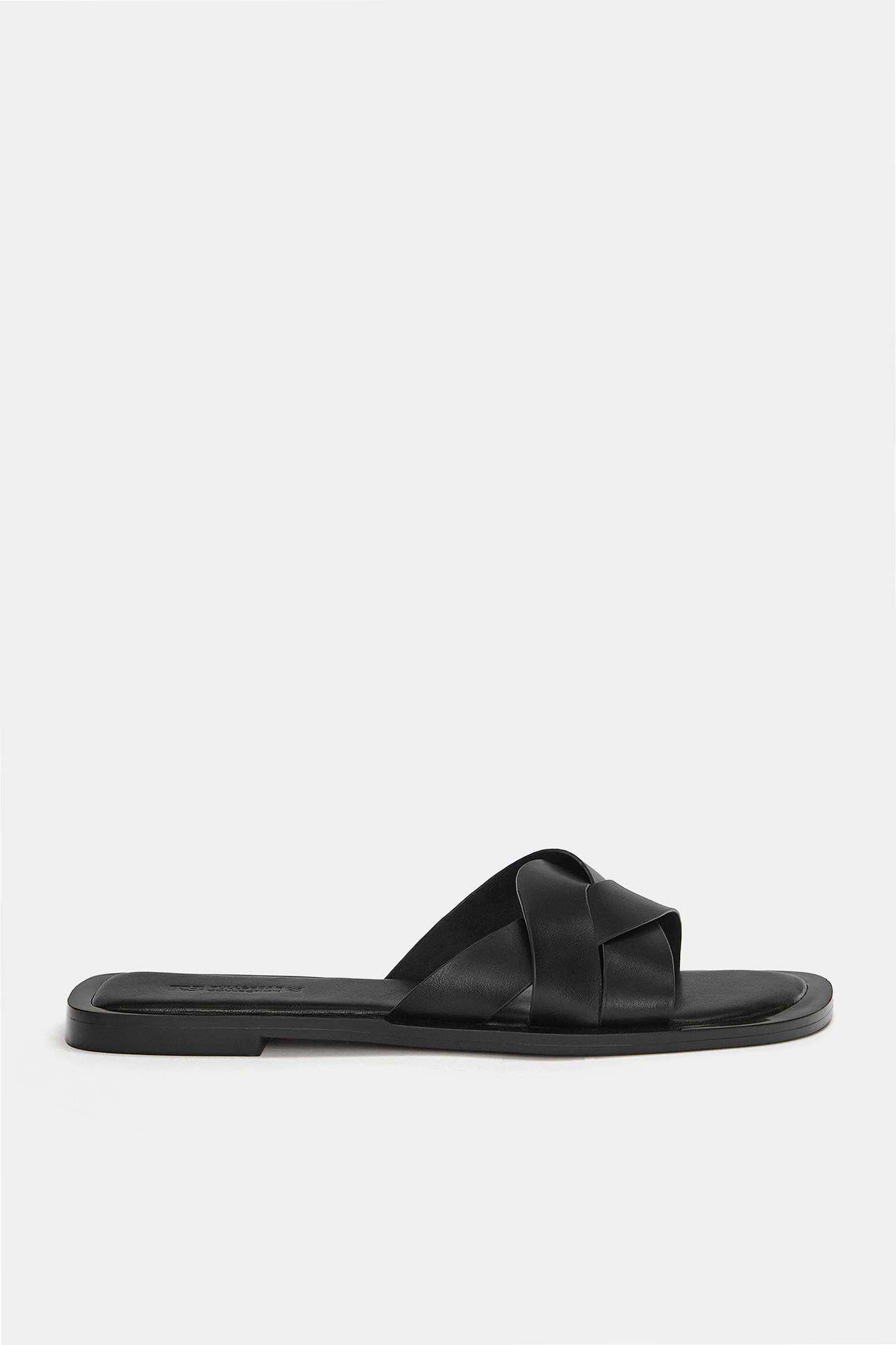 Flache Sandalen mit gekreuzte Riemen | PULL and BEAR DE