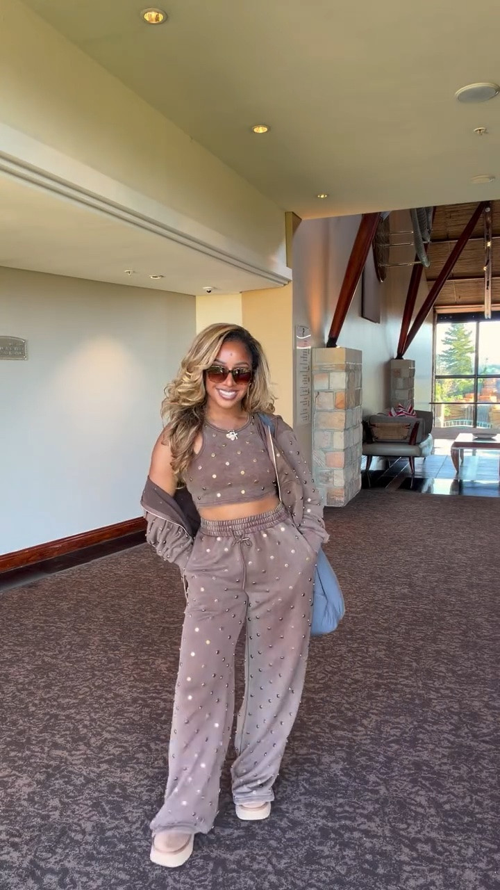 ootd in South Africa, what do we think?

#grwm #ootd #neutraloutfit