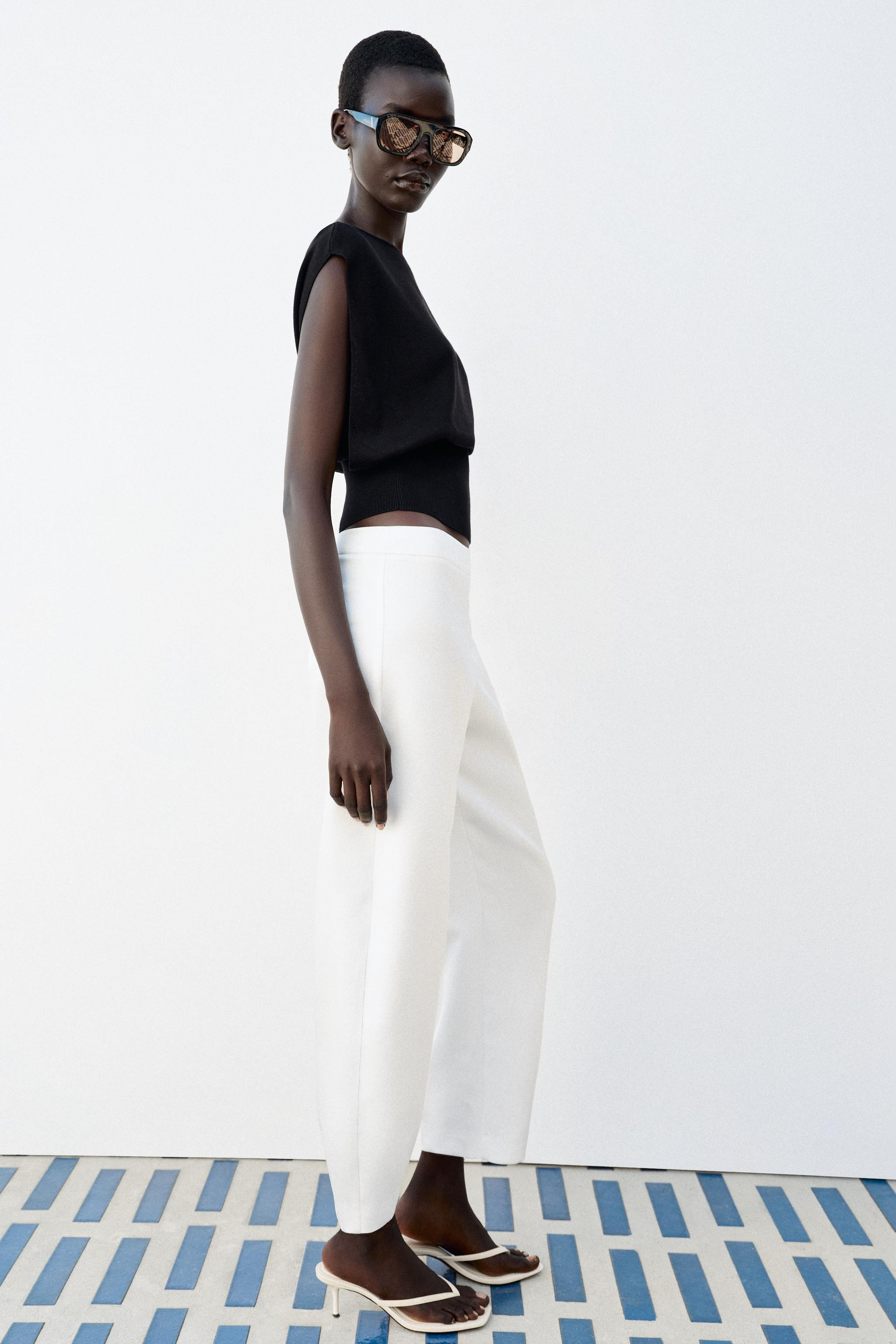 Model height: 178 cmMid-waist trousers. Loose-fit leg that tapers towards the ankle. Side zip fas... | Zara UK