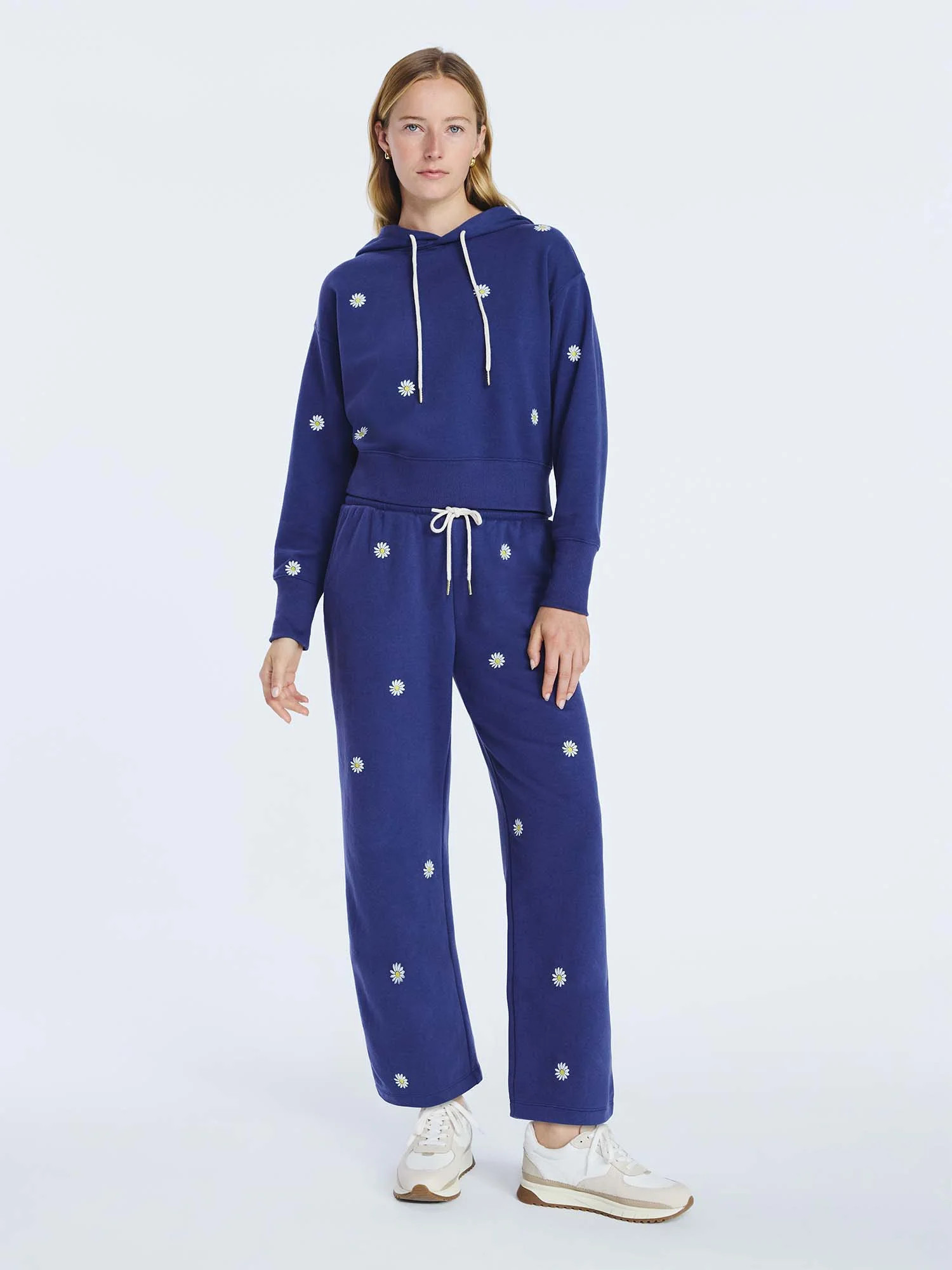 Free Assembly Women's and Women's Plus Embroidered Cropped Sweatpants, 23" Inseam, Sizes XS-4X | Walmart (US)