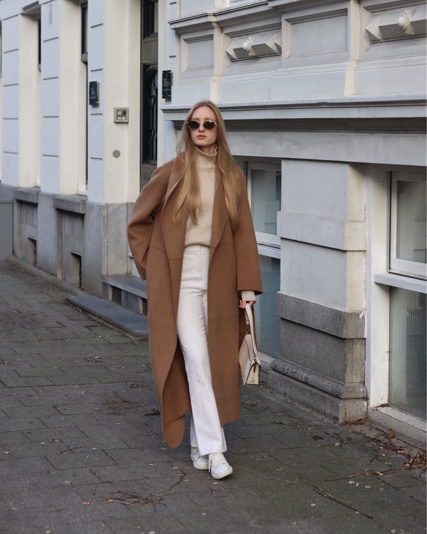 Neutral autumn look 

Camel coat, wool coat, long coat, robe coat, white trousers, white pants, white sneakers, white trainers, coach tabby bag, white bag, handbag 

#LTKeurope #LTKstyletip #LTKSeasonal