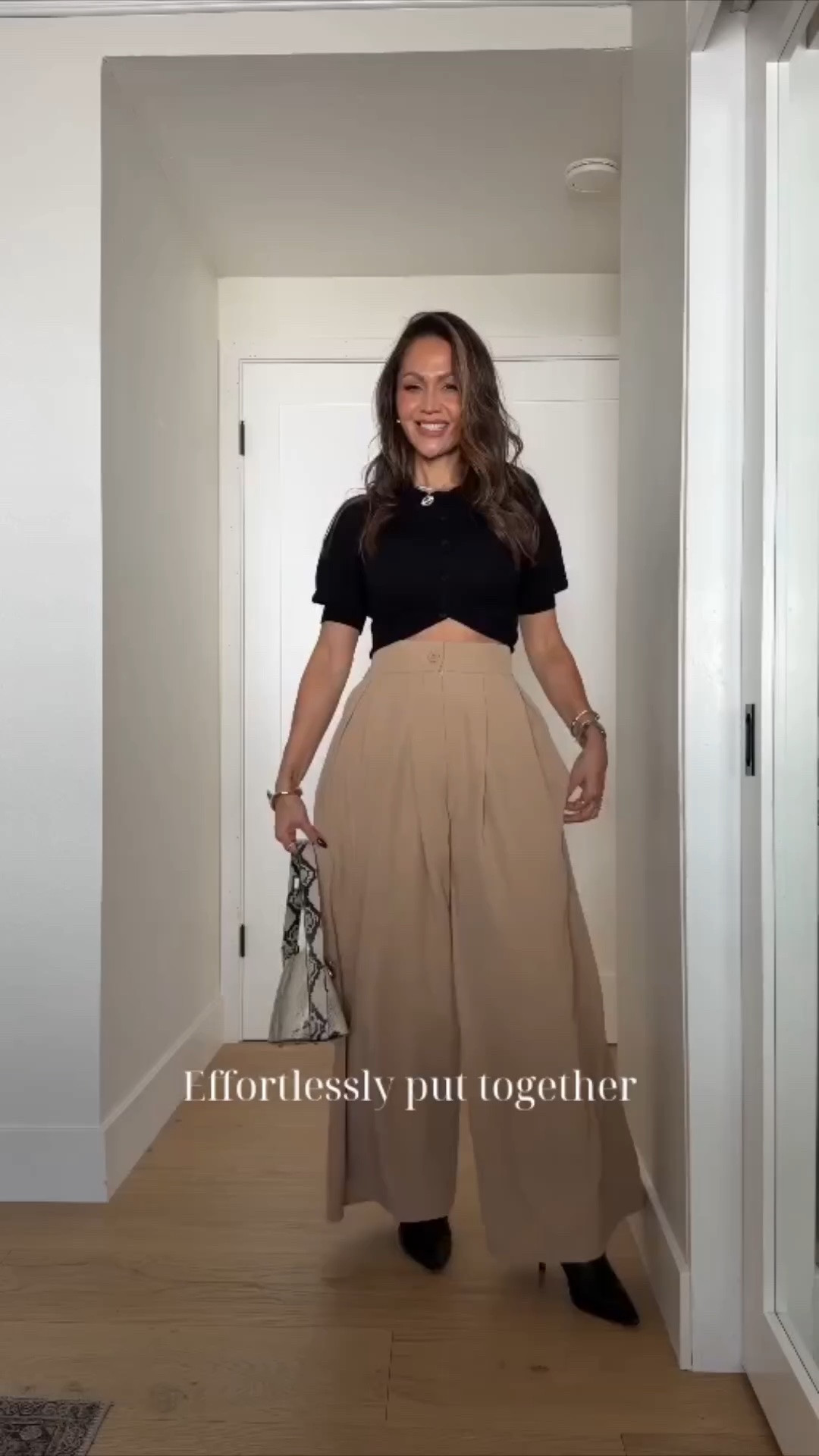 Proof that simple pieces can make the chicest outfits! Loving these flowy, wide-leg trousers paired with a classic black top. Effortless, comfortable, and so easy to dress up or down. Linking the look!