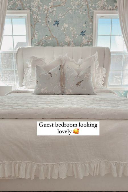 Guest  bedroom decor 