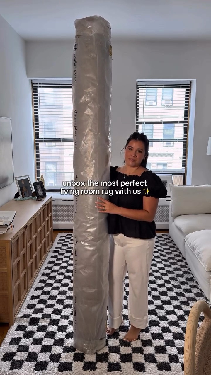 unbox our new @loloirugs x @chrislovesjulia living room rug 🤩

Chris Loves Julia x Loloi Scottie Mocha / Clay Area Rug - Size: 7’9” x 9’9” 

#rug #livingroommakeover #nycapartments #livingroomdecor #apartmentinspo