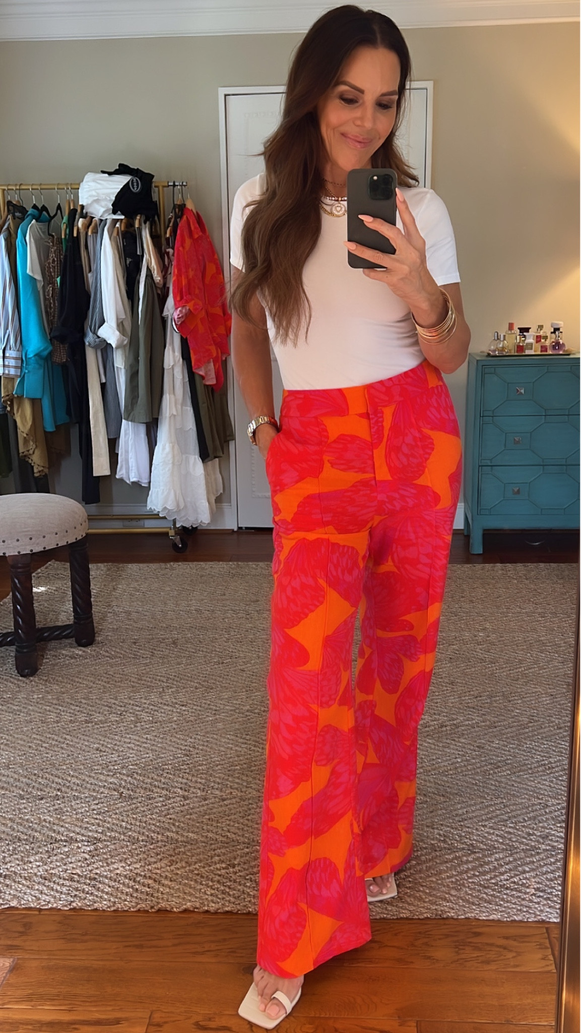 I cannot get over these cute Walmart pieces!! These printed linen pants are 👌 I bought the matching linen top but chose to split it up today w this Cuts tee. There’s also a matching cropped top 😍