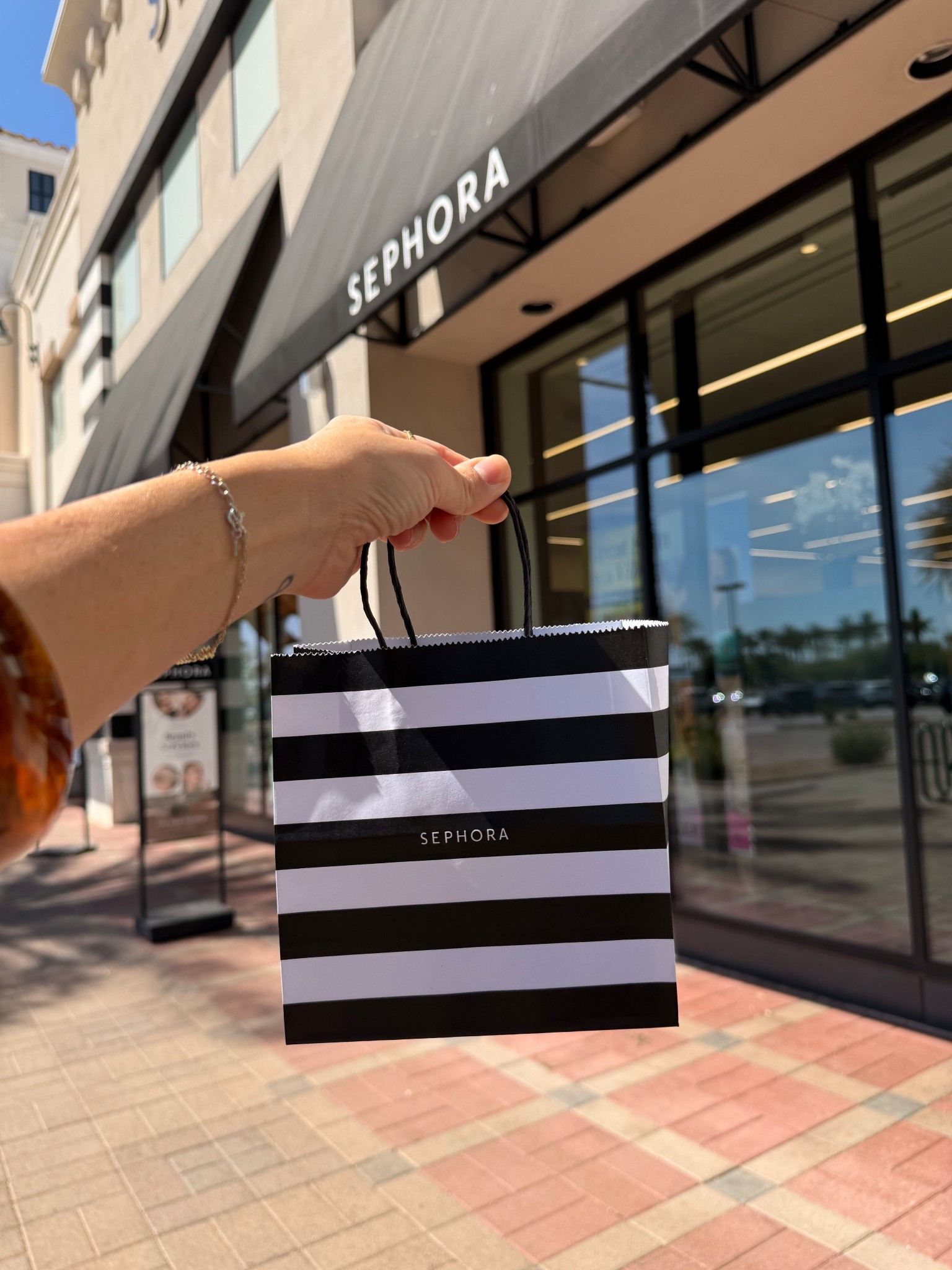 What’s in my bag 👀
Linking up some @Sephora favs ahead of the sale!

Makeup
Beauty 
Skincare 
Hair care 


#LTKselfcare #LTKmorningroutine #LTKBeauty