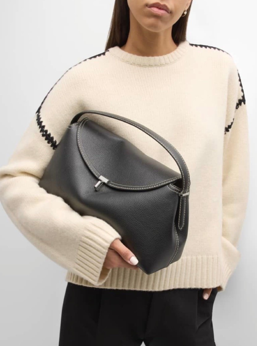 Designer bag under $1000 ON SALE!!
Happening right now!
This is a beautiful quiet luxury bag that was definitely part of my wishlist , so happy i got it!
.
The brown chocolate leather and the suede leather are still available 🤎
.
Dont miss out the opportunity to get this bag with a great discount!
#quietluxurybag