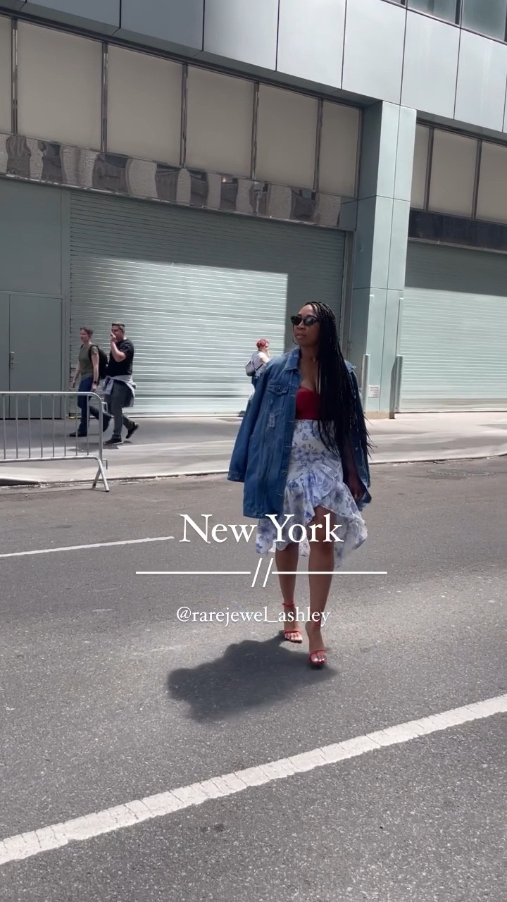 While in New York of course you have to make your runway.

A casual chic look for the weekend. 

#trending #brunchoutfit #datenightoutfit #lotd #ootd #ltkstyle #styleinspo #summeroutfit #vacationoutfit 

#LTKunder50 #LTKshoecrush #LTKstyletip