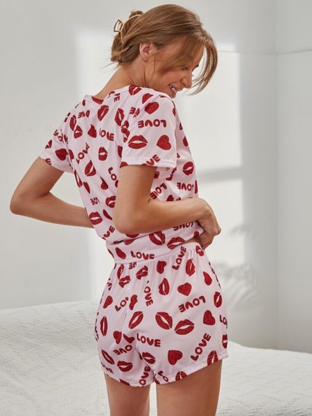 #ValentinesDay is right around the corner and I’m obsessed with these heart pajamas - the Letter & Lip Print PJ Set 💋

#redlips #pyjamas #vday #pjset

#LTKSeasonal #LTKunder50