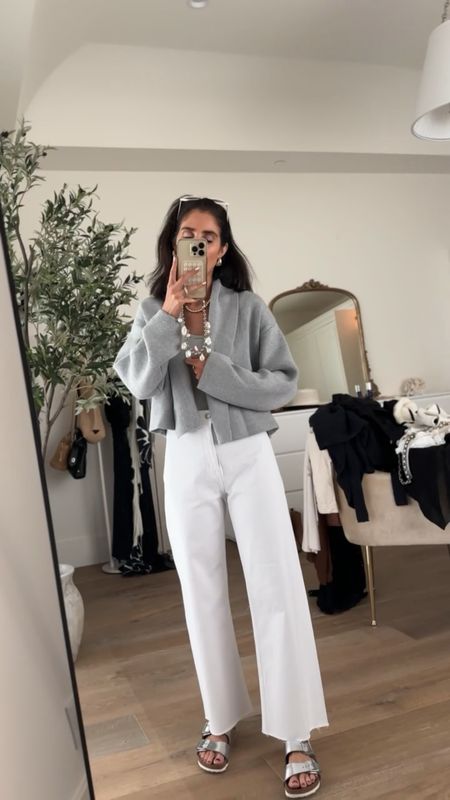 This cardigan was a favorite last season and I had to pick it up in
multiple colors! They now have the cropped version and love it, paired it with these white jeans for a casual look #StylinbyAylin #Aylin

#LTKVideo #LTKStyleTip #LTKSeasonal