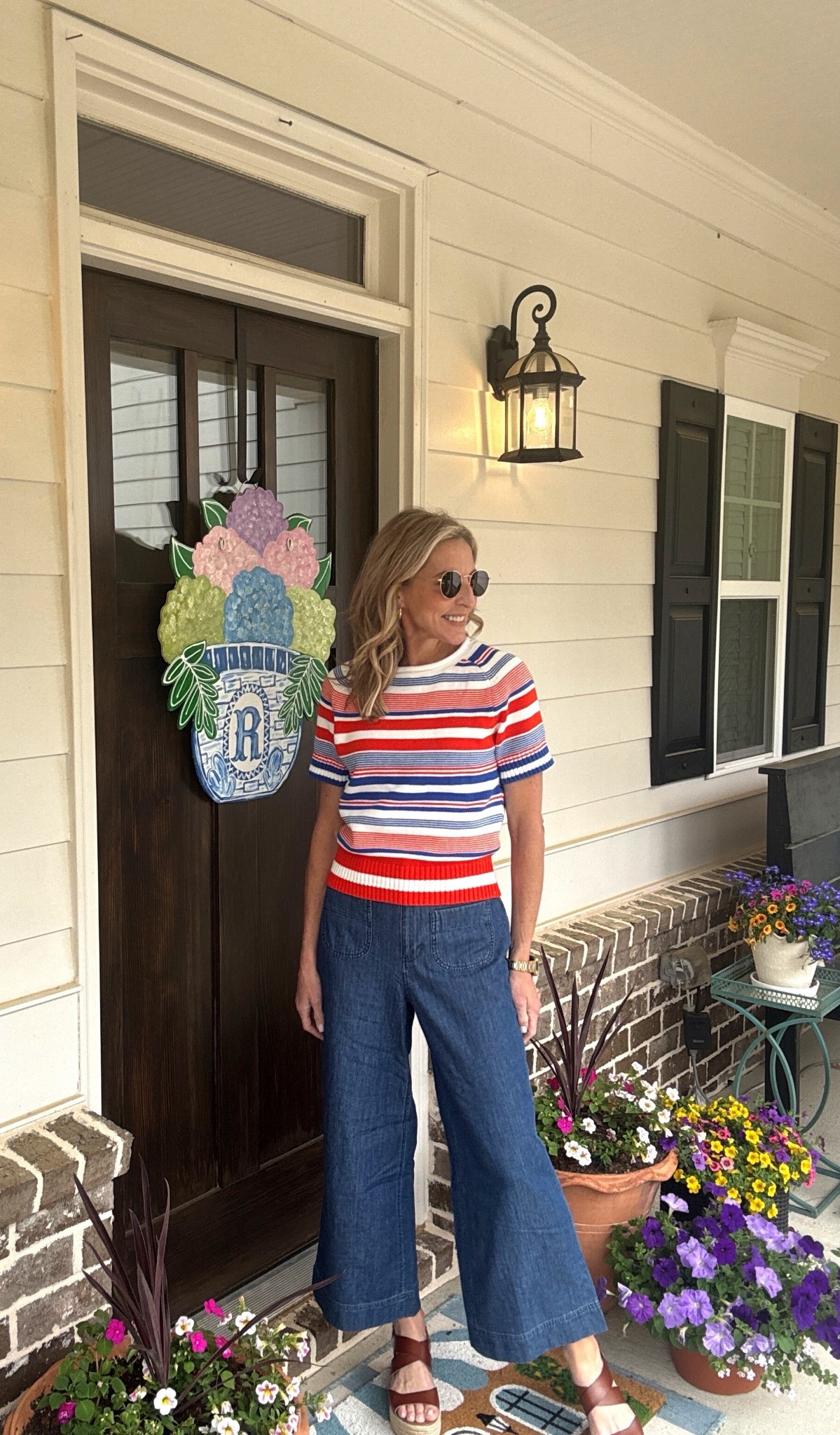 Effortless style… These free assembly wide leg cropped jeans are total refresh for your everyday denim collection… Pair them with your favorite top.. these front and back pockets keep everything functional while the cropped length lets you show off your favorite shoes wearing a size extra small  