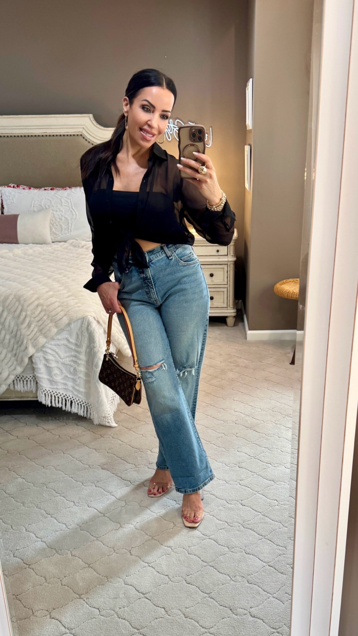 Filming a denim haul today. These jeans are under $35 at Walmart. I love the way this whole look turned out! Perfect transitional look!🖤🖤🖤
#walmartstyle #oldnavy #amazon