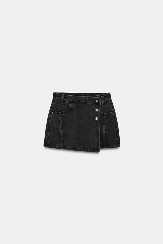 Skort with a wrap front. Featuring front pockets and back patch pockets. Front fastening with a c... | Zara NL