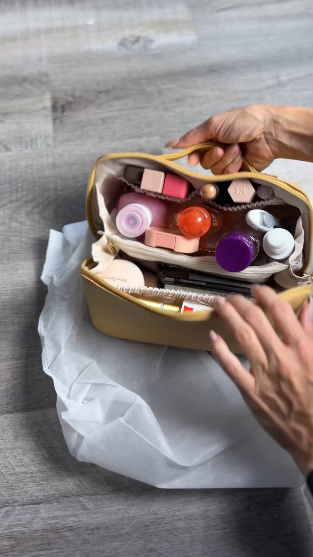 Estaba  buscando un bolsito cupieran todas mis cosas, pero no solamente el maquillaje porque como yo no me maquillo mucho, no necesito tantas espacio para eso, pero algo que pudiera además alojar mis cosas de cuidado personal. 

Encontré este y lo que más me gustó es que lo pude poner sobre el counter del baño y se mantenía todo organizado y fácil de recoger. 

Me cuentas si te gustó
Chau chau ❤️





#LTKBeauty