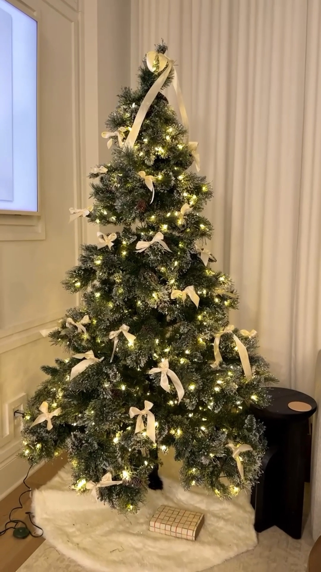 minimalist decor for christmas tree

#LTKHome #LTKHoliday