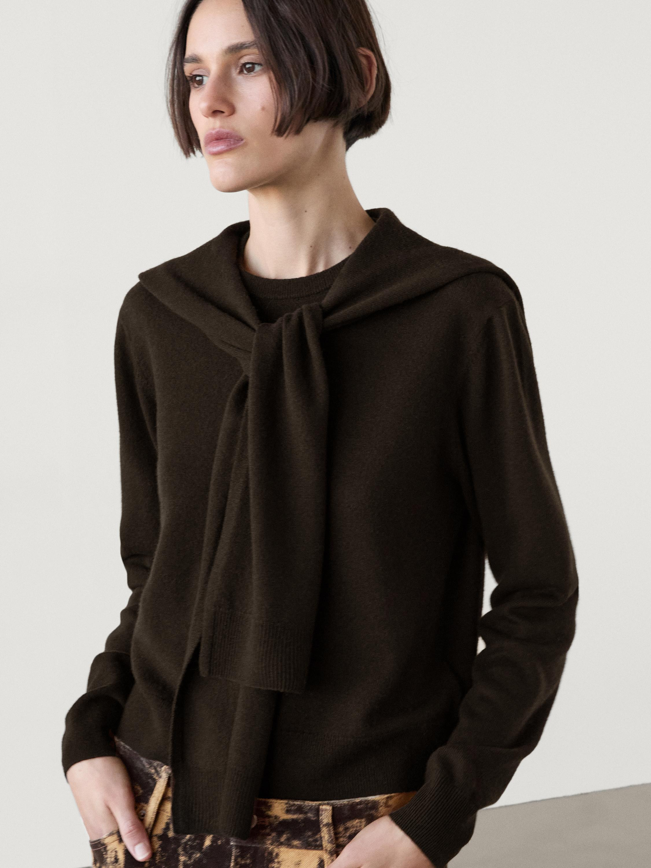 Doppelter Pullover mit Knoten 79,95 €  Hinzufügen  WÄHLEN SIE EINE GRÖSSE Pullover aus Geweb... | Massimo Dutti DE