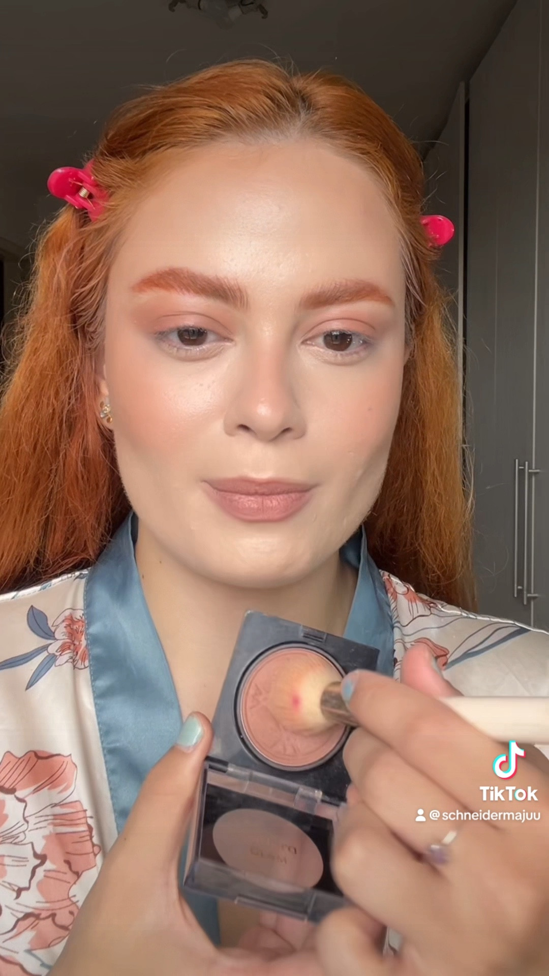 Esse blush marrom é lindo e super discreto pra quem não quer ousar muito nas cores e apostar num look mais sóbrio sabe? O link dele está abaixo desse post! 

#LTKbrasil #LTKbeauty