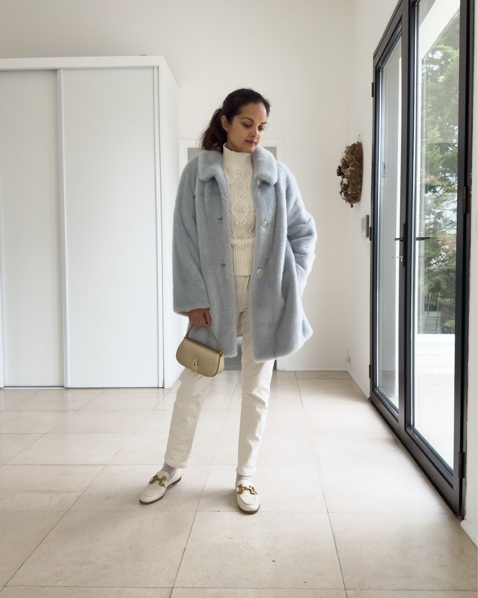 Manteau fausse fourrure Des Petits Hauts
Pull col roulé & Other Stories 
Jean blanc Boden 
Mocassins Boden 
Sac doré Furla
Certains liens sont affilés 

#LTKfrance #LTKeurope