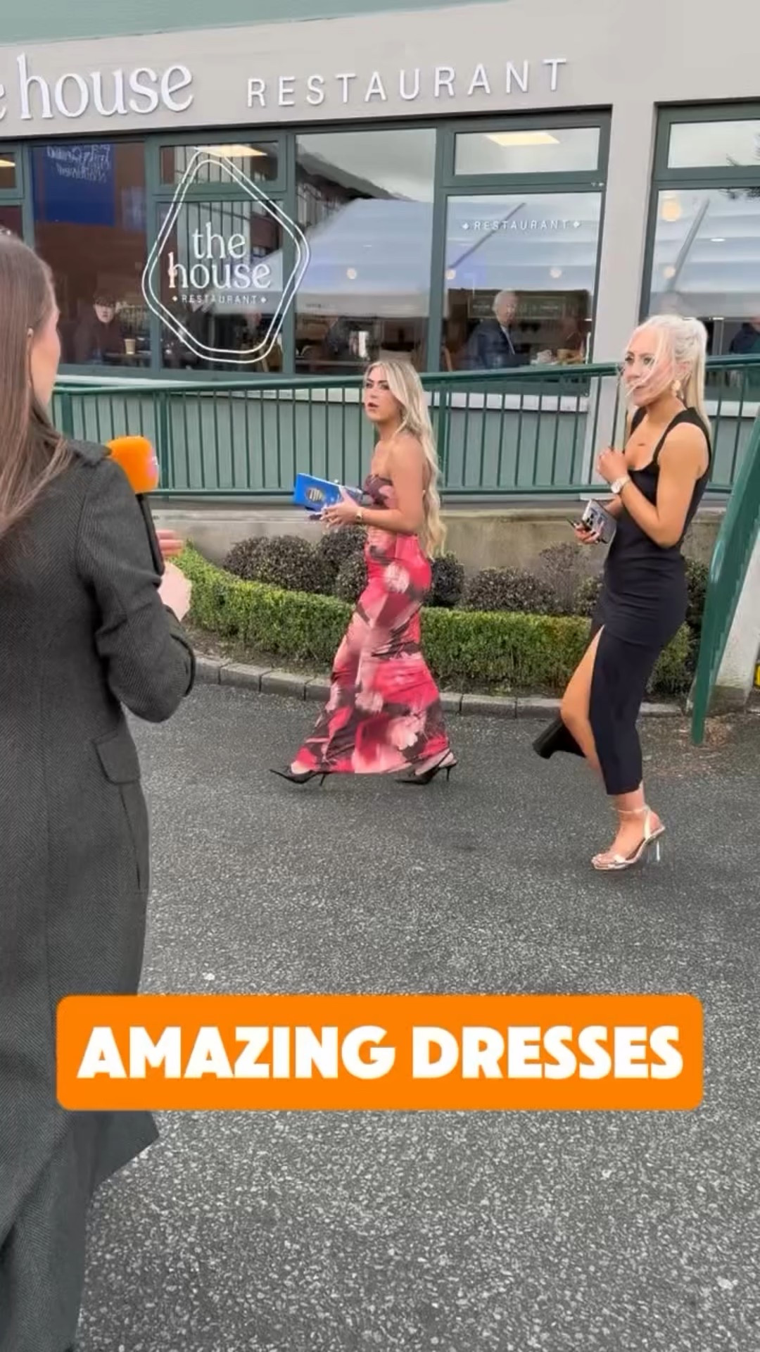 These ladies looked amazing in their dresses today at Fairyhouse 

#RacedayTV