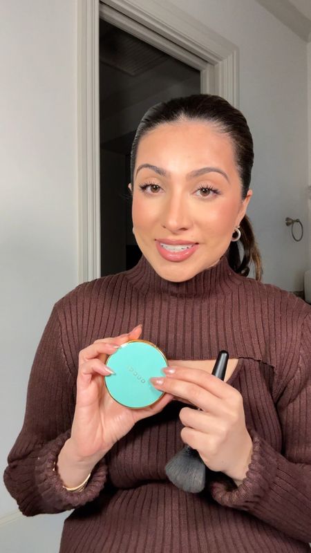 shade 1 in the Gucci bronzer and size M in the sweater! 