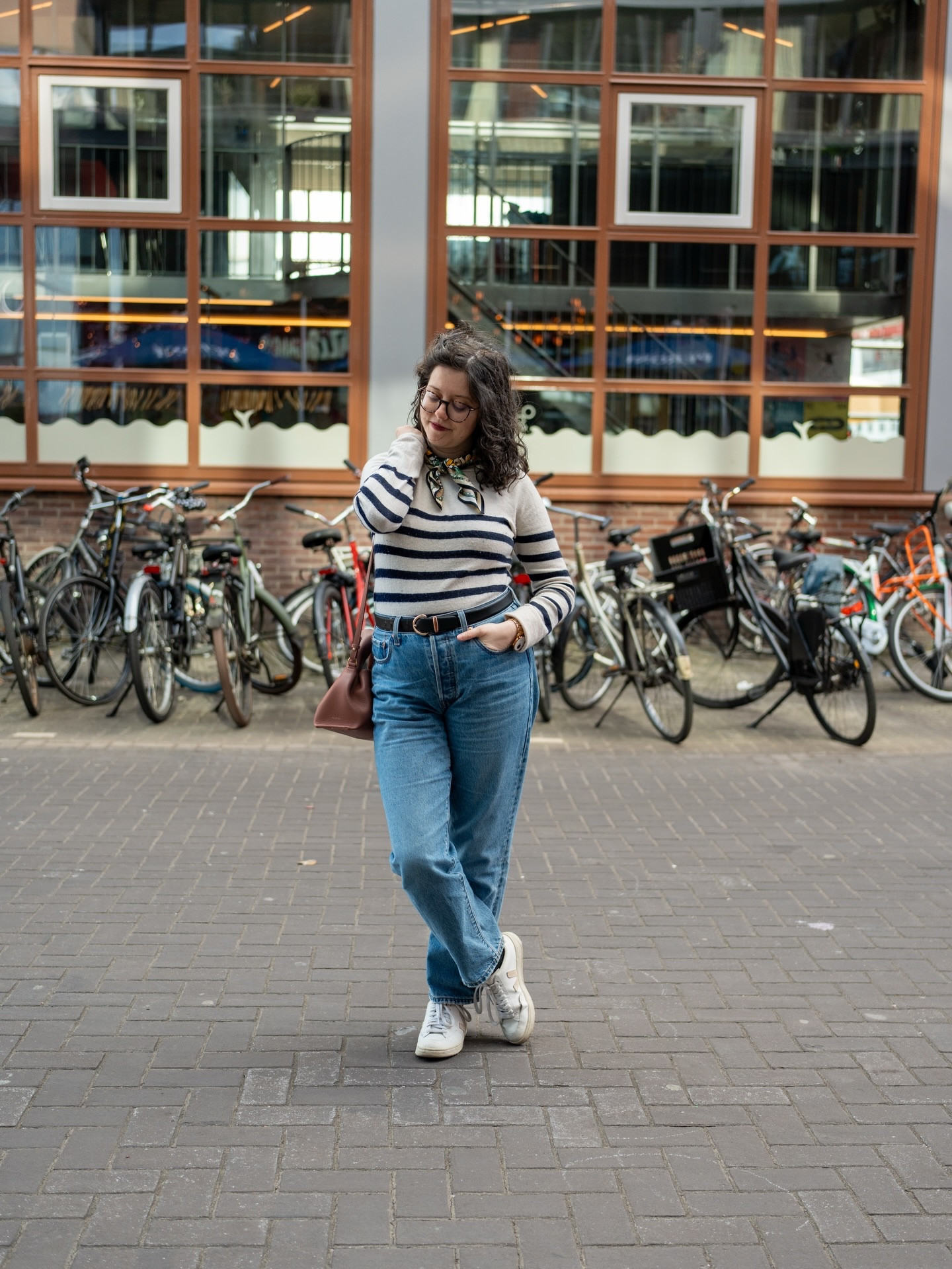 Je crois qu’en ce moment, on rêve toutes de looks de printemps.
En attendant, le foulard est l’accessoire parfait pour faire la transition entre les saisons.
Il habille un col, adoucit un look et change complètement l’allure d’une tenue, sans en faire trop.

Tu le portes plutôt noué autour du cou, dans les cheveux… ou pas du tout ?

#LTKspring #LTKstyletip #LTKmodest