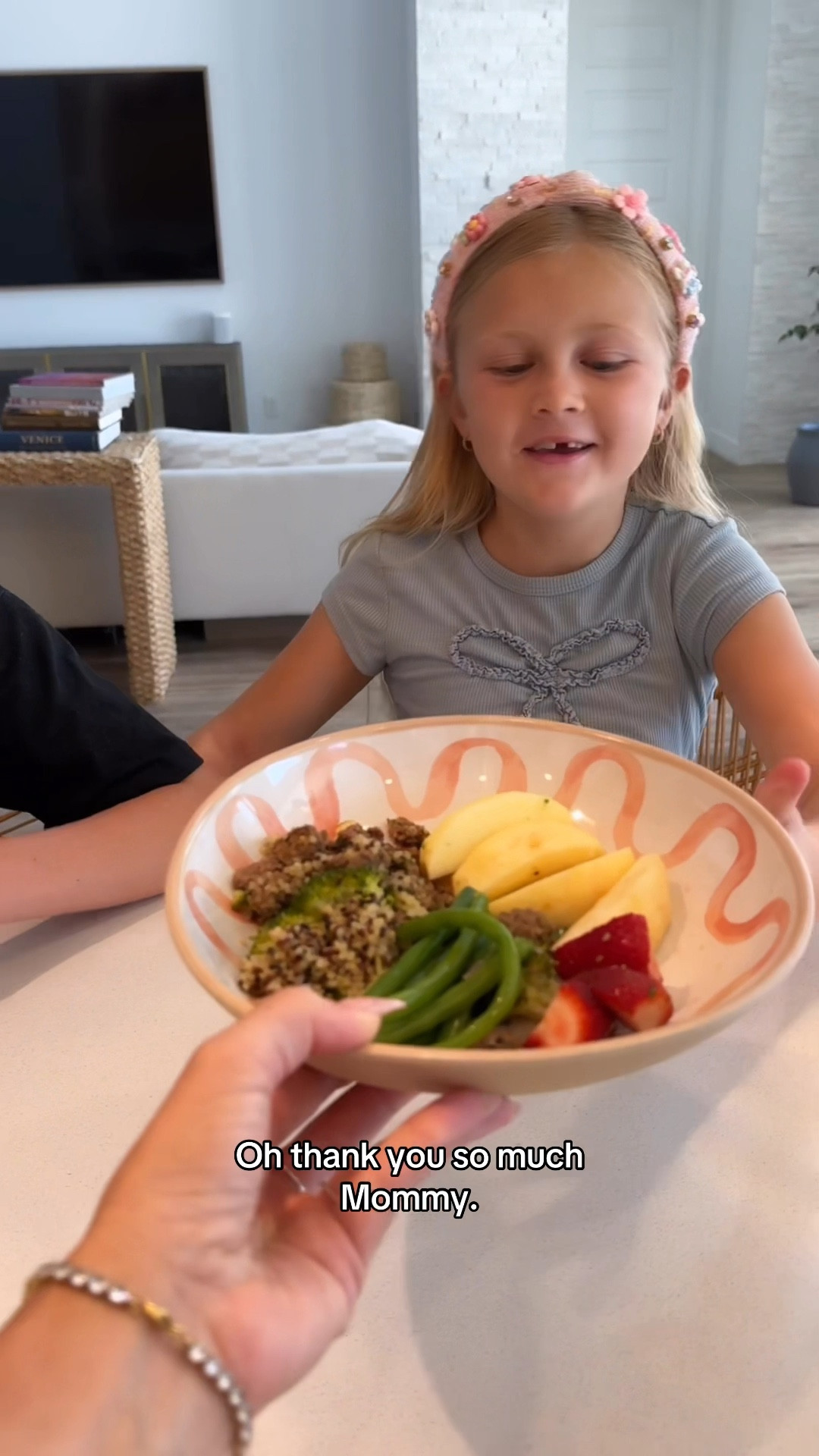 The cutest new summer dish and plate and tableware set from Target!🐟🪸
They look like stoneware but it’s durable material and not breakable!
xx Angela Claire
