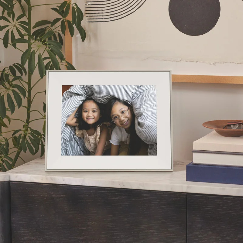 Aspen 12" | Aura's most versatile HD digital picture frame | Aura Frames