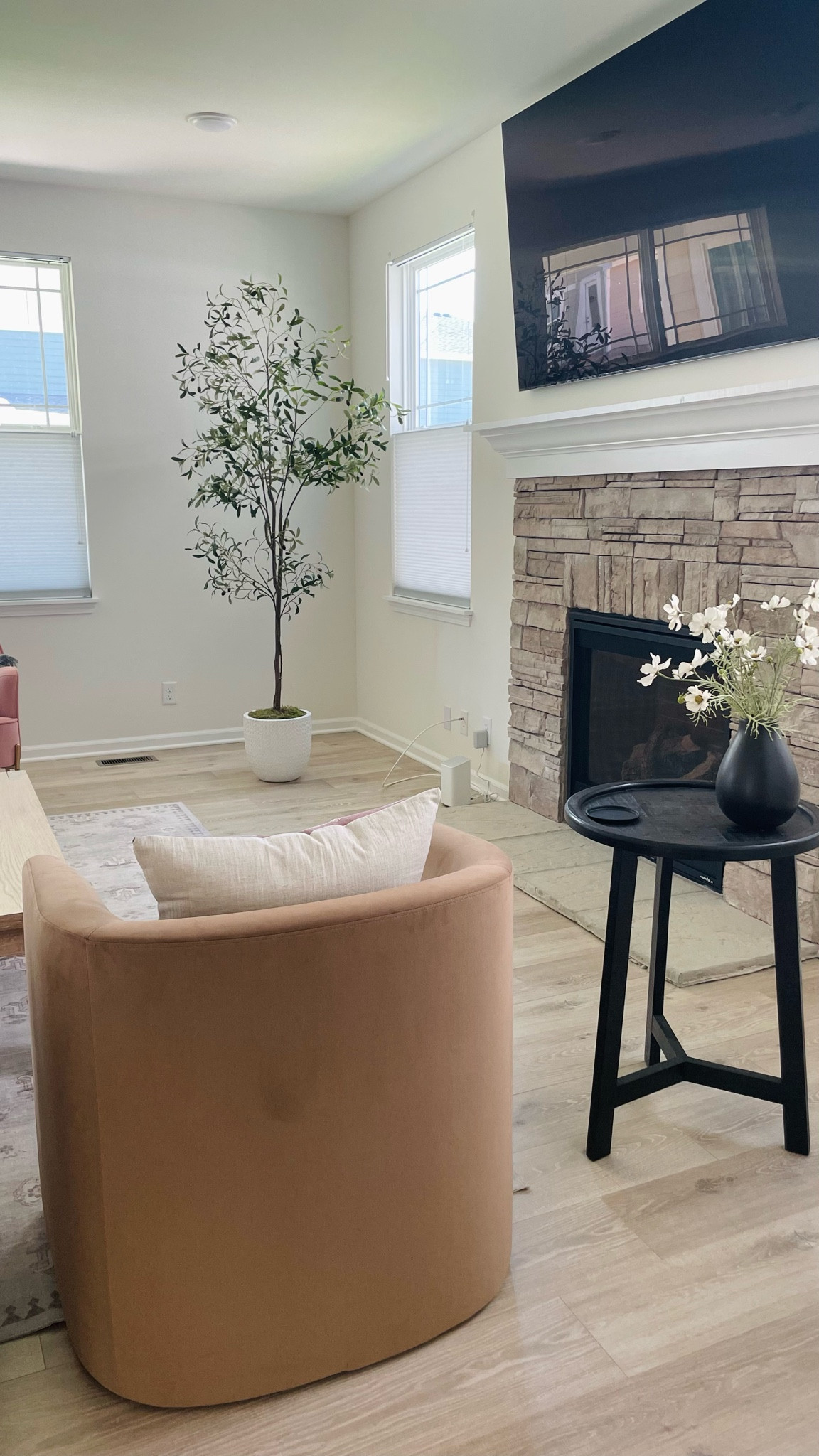 Living room- Home Decor


#LTKSale #LTKGiftGuide #LTKhome