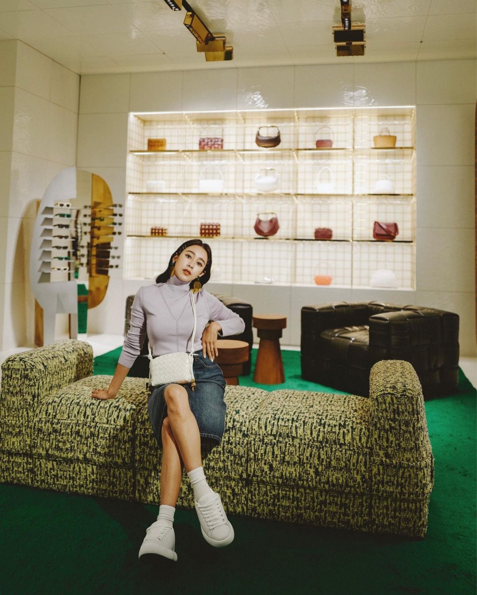 今天趕場趕場😂😂😂
趕到Bottega Veneta 整個開心的要命😍
新店也太～～～～可愛了吧！！！
又是一場療癒的時光！

難得穿上Purple
大家喜歡我今天的Look嗎💓

BV的新光三越A9新店裝實在太美了！
這些家具和擺設還有我手上的珠寶盒
根本就是藝術品
好想拿回家🤣🤫

最後推一個！
我腳上新的小白鞋
怎麼可以那麼質感又好搭
澎澎的可愛又舒服

#bottegaveneta
#LTKtaiwan #LTKchina

#LTKitbag #LTKshoecrush #LTKstyletip