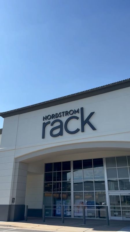 New Markdowns Up to 70% Off @NordstromRack #NordstromRackPartner #RackScore —
Hurry! Score epic deals on dresses, sandals, sneakers, tops, crossbodies & more … Great Brands. Great Prices!!! 

Rounding up my favorite goodies! 