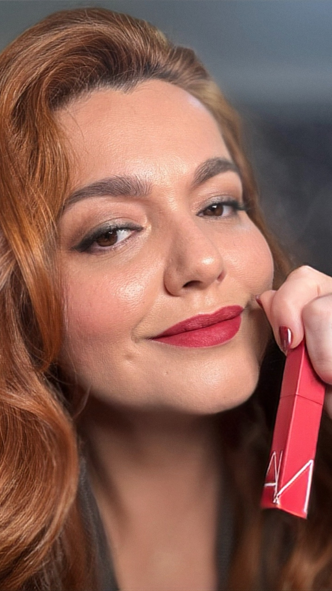 Se tem um item que transforma qualquer look em segundos, é o batom certo!
Hoje me apaixonei (de novo) pelo NARS Powermatte Lipstick na cor Get Lucky — um borgonha suave, elegante e super democrático!
Ele tem aquela textura fininha que a gente nem sente nos lábios, mas com uma pigmentação poderosa.
Fica sequinho, confortável, não borra e ainda dura horas intacto.
Ou seja: perfeito pra quem quer praticidade, estilo e uma cor incrível no dia a dia!
Se você também ficou apaixonada, corre pra minha lojinha da NARS — o link tá lá na bio!
.
#GetLucky #NARSPowermatte #BatomQueTransforma #narsassist #lipstick