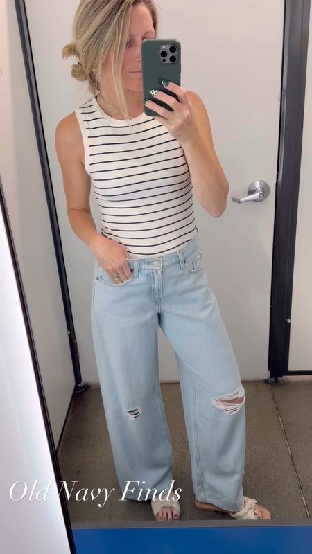 A free of my favorite old navy finds, the first one being these baggy jeans along with this great basic striped sleeveless top for spring. 

#Jeans #BaggyJeans #SpringOutfit #OldNavyfINDS #springbasics