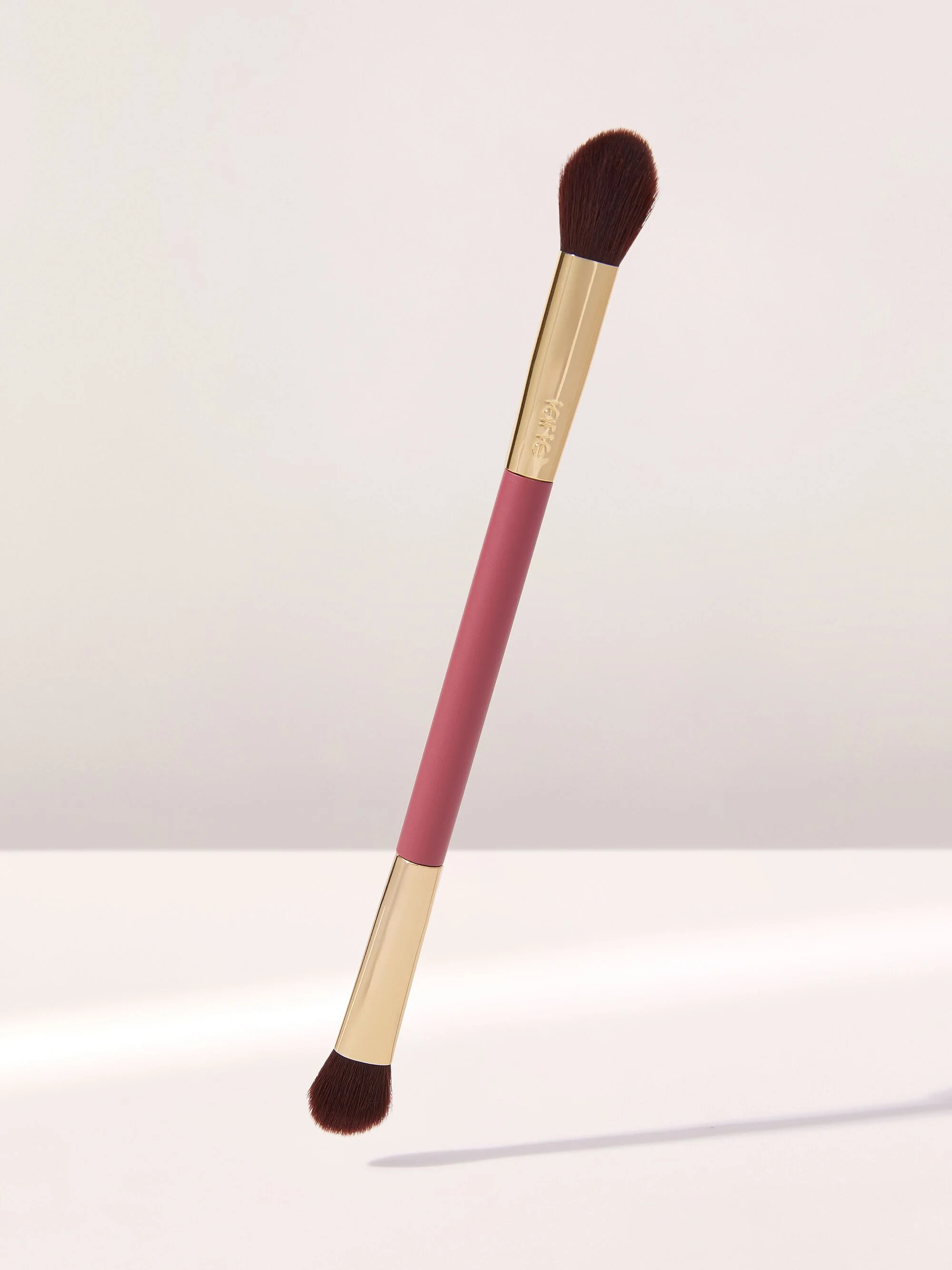 everyday essential eyeshadow brush | tarte cosmetics (Global)