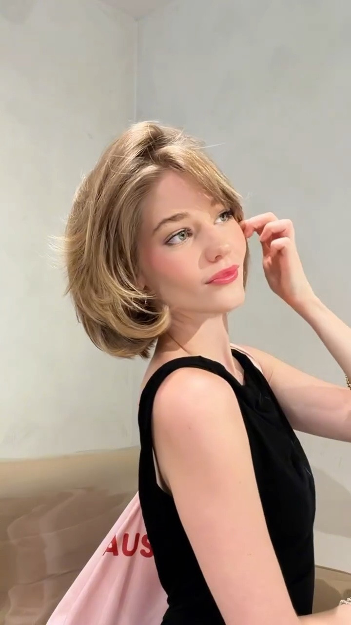 no, seriously, this is what I asked for!! 🖤 length above my collarbone and soft layering in the front and back 

back with my girl @oladidmyhair @igksalons :) 

she used the @mane_____ it’s giving body thermal brush (38mm) and the @igkhair style memory blowout cream ✨

#hair #shorthair #shorthairstyles #haircut #shorthaircut