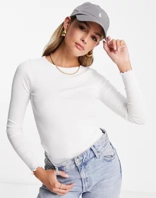 New Look – Langärmliges Oberteil in Weiß mit Wellensaum | ASOS (Global)