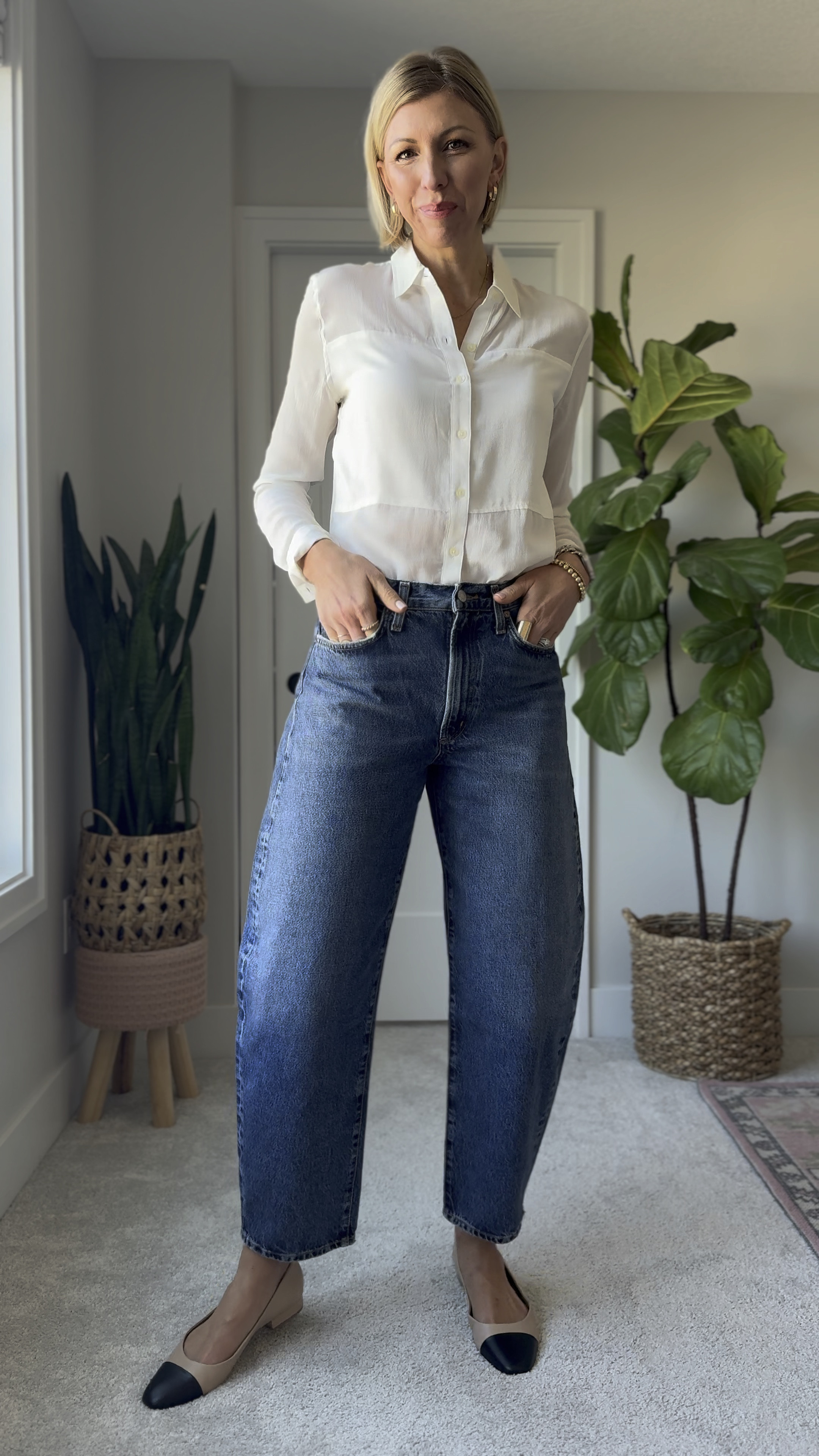 Spring denim trend I’m loving are these barrel style jeans! The darker wash can easily be dressed up & the cropped length shows off flats + sandals perfectly 👏🏻

Use code: SPRING20 for 20% off 
Wearing my tts 27 

#LTKover40 #LTKSpringSale #LTKVideo