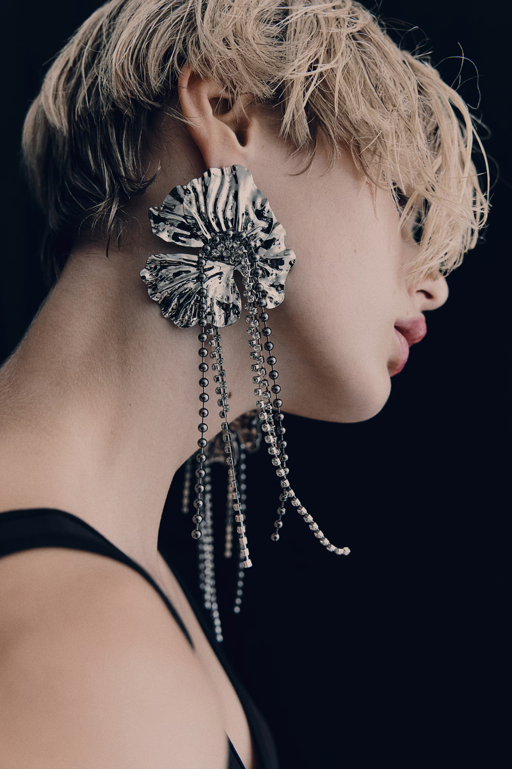 Long flower-shaped earrings | H&M (UK, MY, IN, SG, PH, TW, HK)