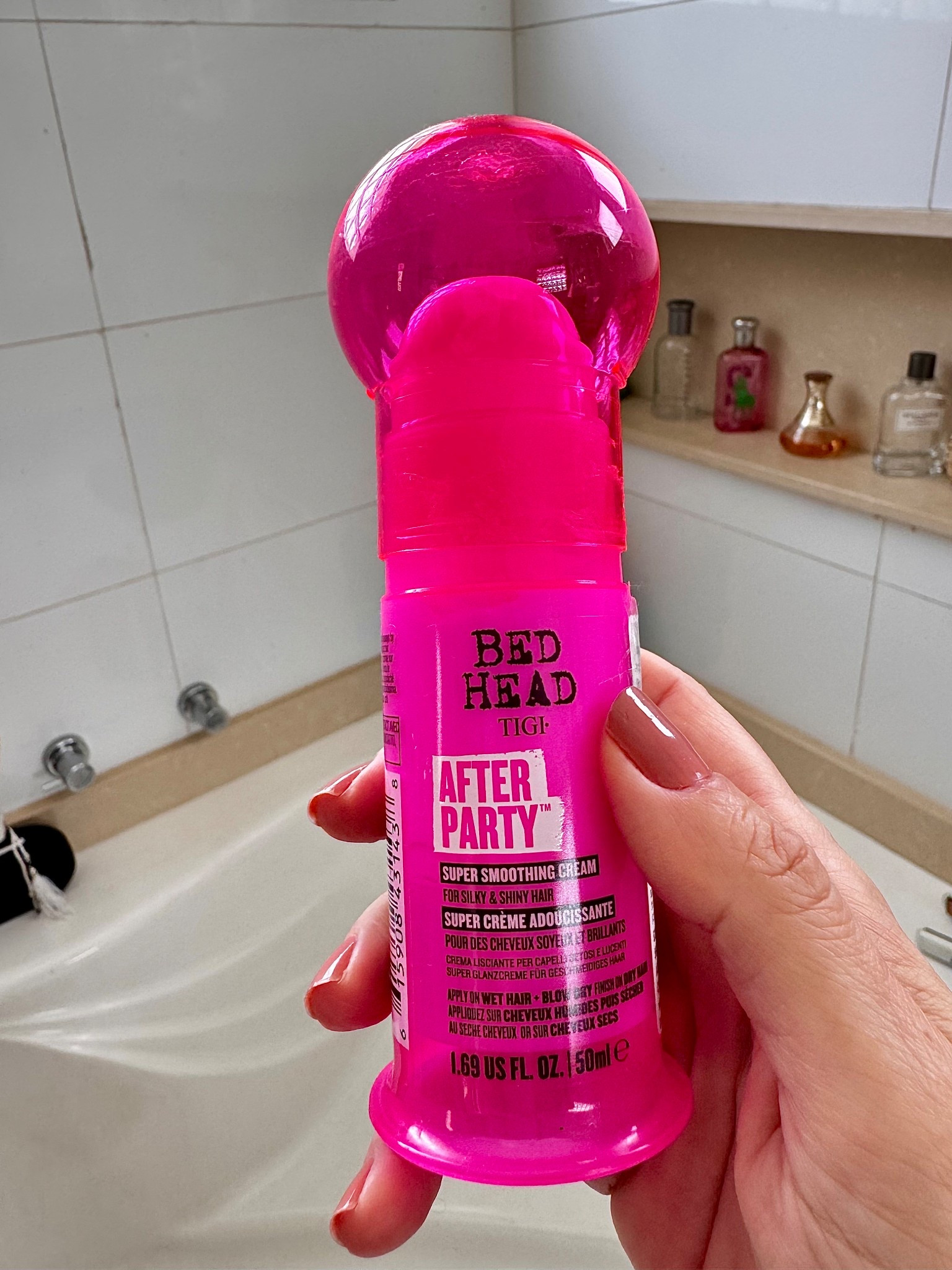 Uso após lavar os cabelos antes de fazer escova para dar brilho e maciez… e o perfume que ele deixa nos fios é maravilhoso! 

#bedhead #tigi

#LTKestilo50+ #LTKbrasil #LTKbeleza