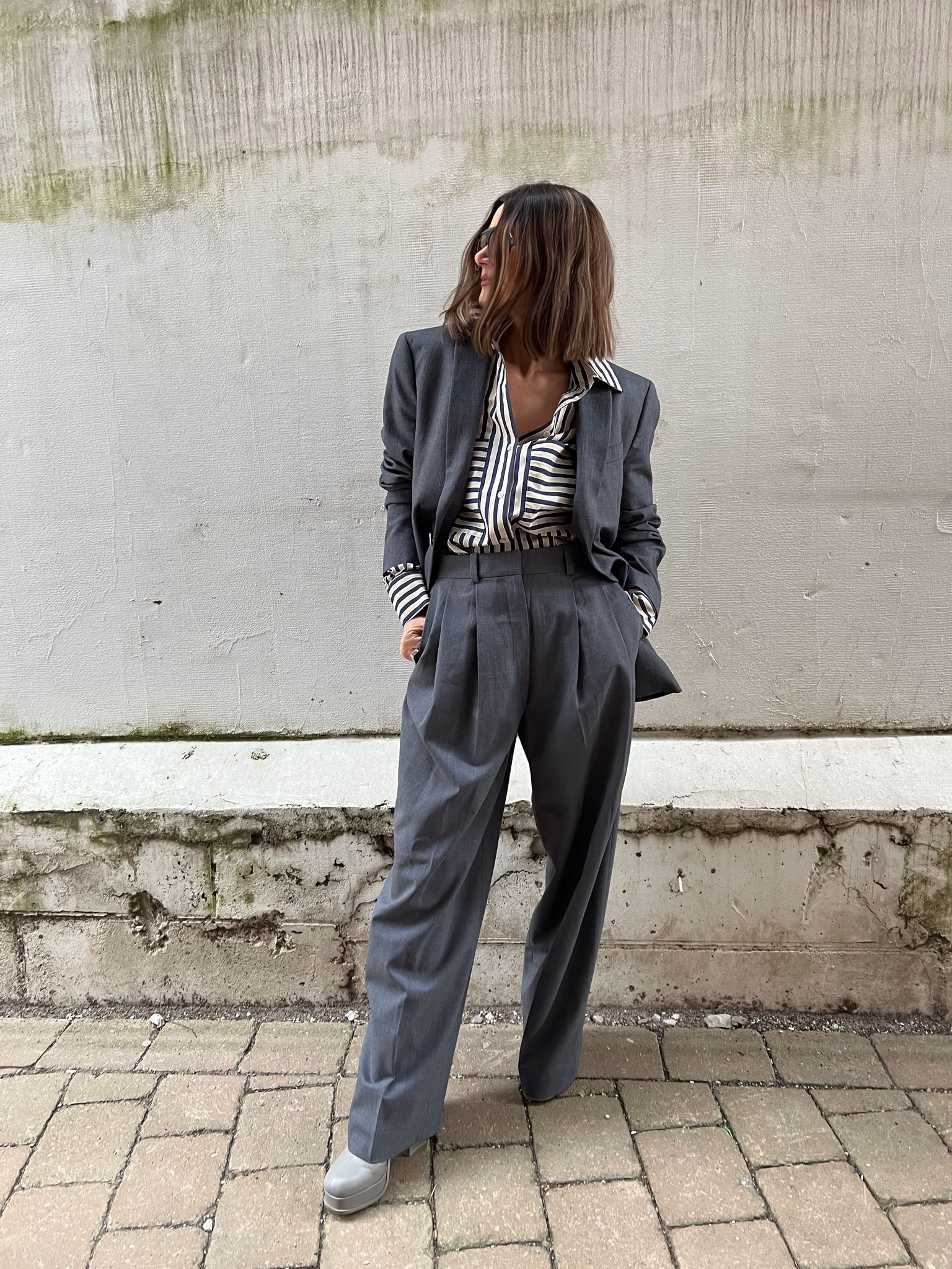 Anzug Look in Grau, mit Streifenhemd von ARKET, ein #outfit für den Herbst 🍂 
#stilblockstyle #cos #suitsstyle #herbst #monochrome 

#LTKunder50 #LTKeurope #LTKstyletip