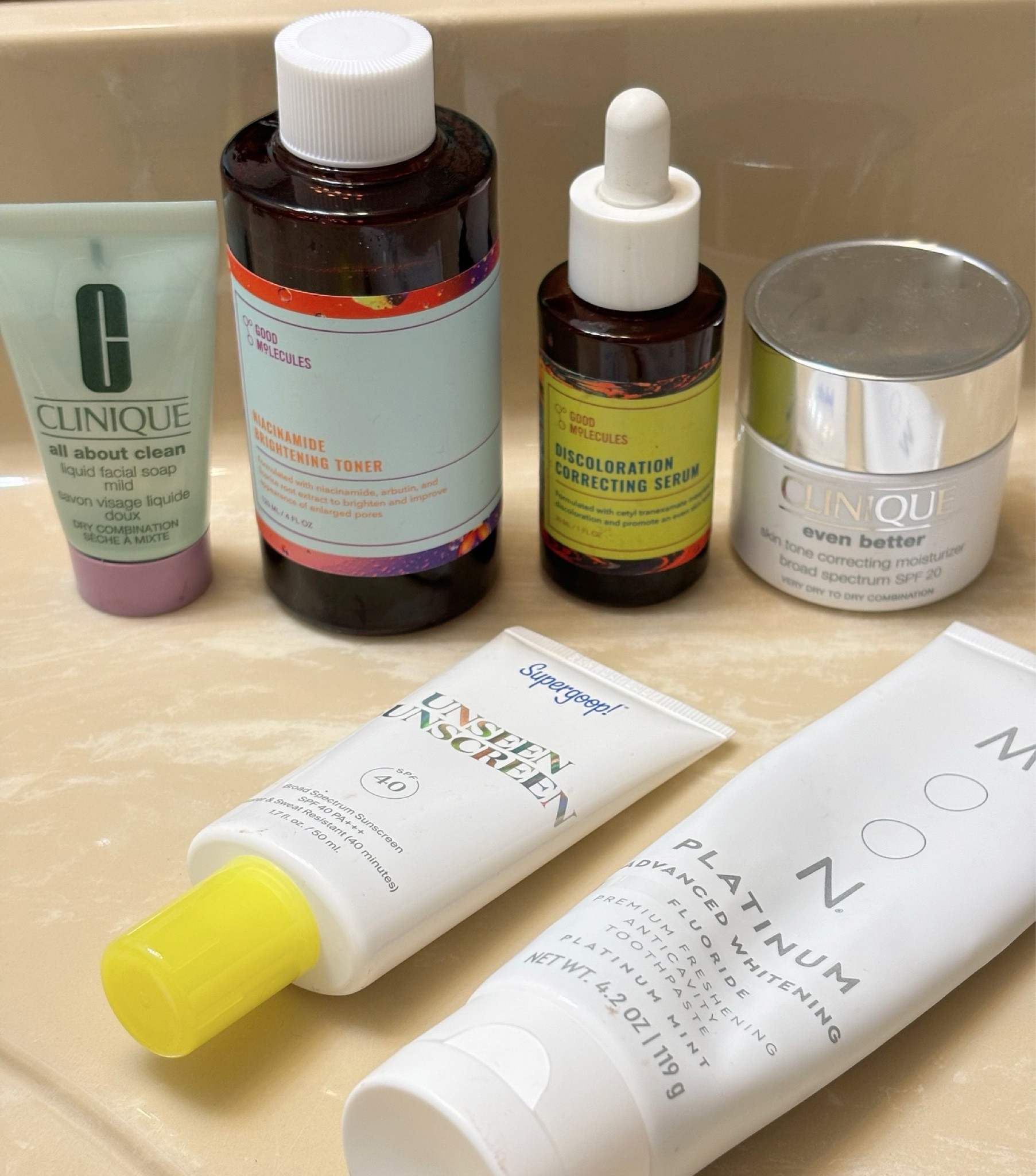 These are my favorite beauty products right now! Can you tell me what yours are in the comments below? ⬇️ 
@goodmolecules @supergoop @clinique @moon 

#skincareroutine #skincare #beautybloggers #clinique #goodmolecules #hyperpigmentation #moonoralcare #oralcare #beautylovers