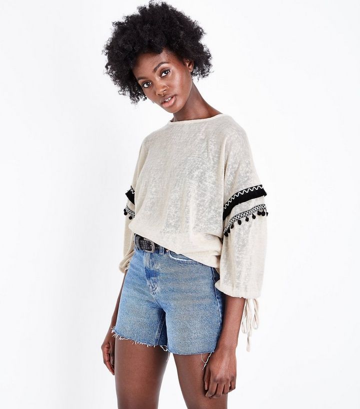 QED - Pull beige à manches à détail en pompons | New Look FR