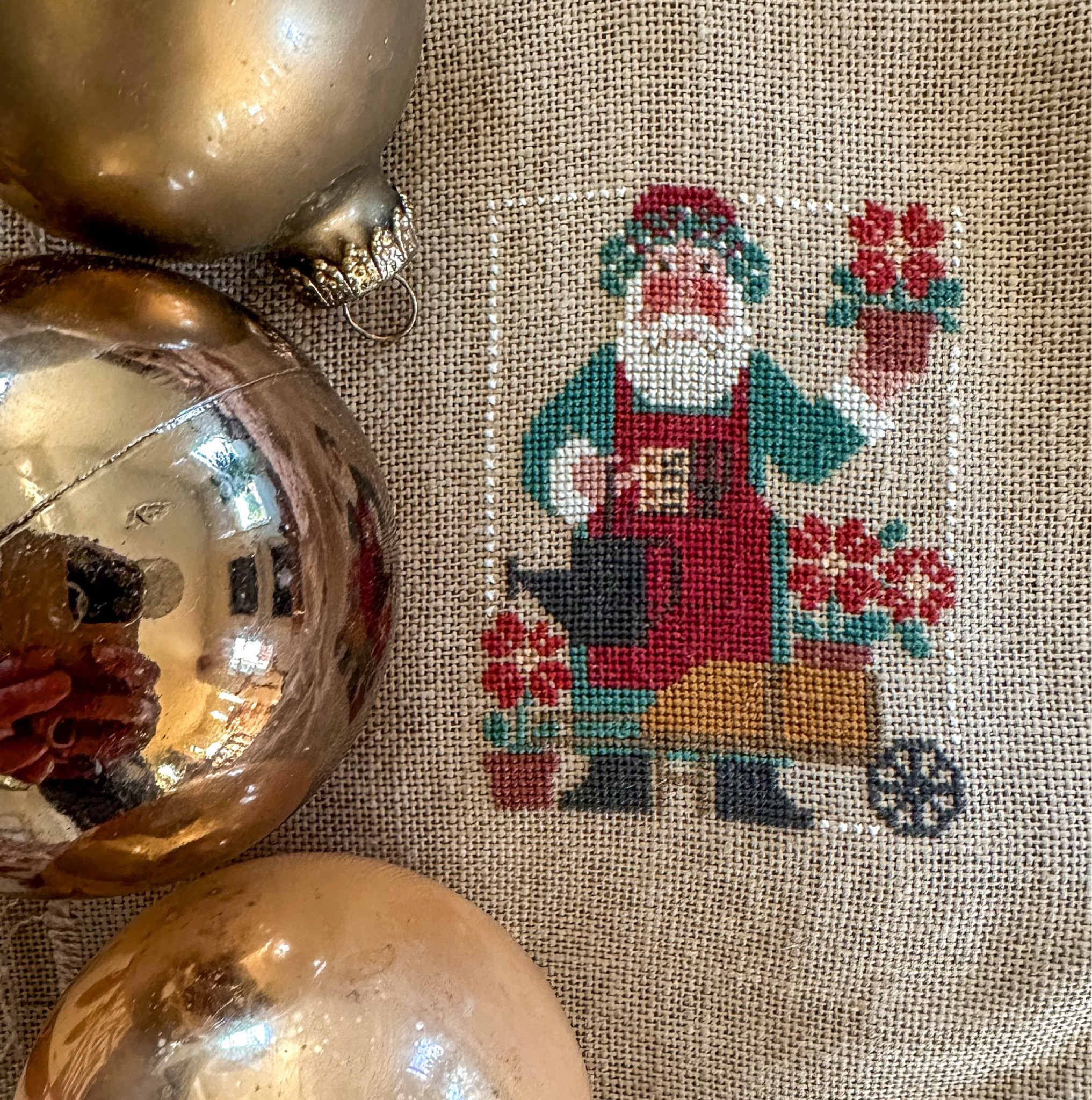 My first official Christmas ornament completed in January (just didn’t share in January) I love it so much- it’s so dainty and beautiful. 
Deets below on what I used! Happy stitching my friends. 🧵
Love y’all mucho 🫶🏻
#12in24ornamentstitchalong 
.
28 count - Dirty Sage @zweigartneedleworkfabrics 
One over one 
Using DMC floss @dmc_crafts 
Pattern- The Prairie Schooler- Santa Collection 1992-1995 
.
.
.
.
.
.
.
.
.
.
.
.
#cottagestyle #cottagedecor #slowstitching 
#crossstitchersofinstagram #stitchersofinstagram #stitcherofinstagram #craftersgonnacraft #crafttime #flosstubers #embroideryfloss #culpeperva #createdtocreate #knitting_inspiration #knittingaddict #quiltlove #hexagonquilt #cosyhome #cottagecore 
#praireschooler #dmcfloss #ornaments
