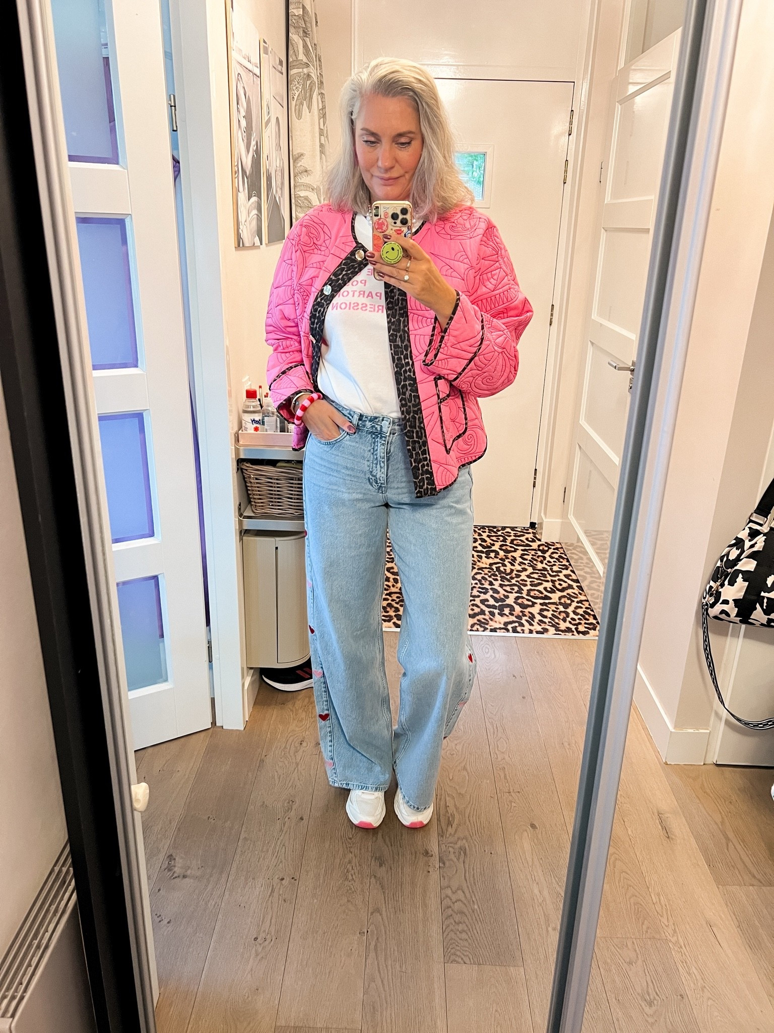 OOTD - dinsdag. Wide leg jeans met geborduurde hartjes langs de zijkanten (https://most-wanted-nl.mpic.link/6464812 ik draag maat L/36”), het Dolly Parton t-shirt kocht ik bij Sug Wear (maat L). Het roze quilt jasje is van Shoeby van vorig jaar (maat L), Skechers sneakers.

#LTKnederlands #LTKeurope #LTKmidsize