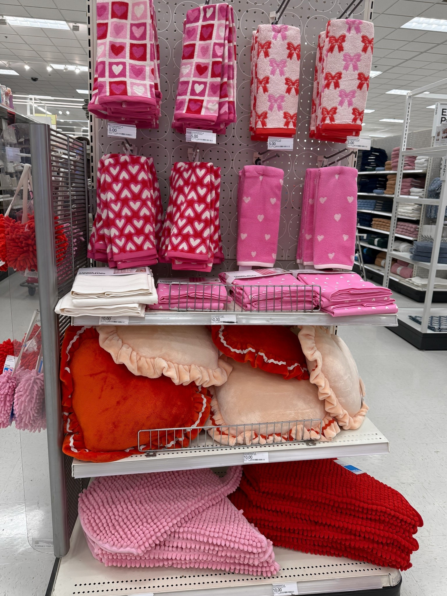 You know I love a holiday and a theme❤️💓 these are so cute. I grabbed the towel, shower curtain and rug

#LTKHoliday #LTKHome #LTKFindsUnder50